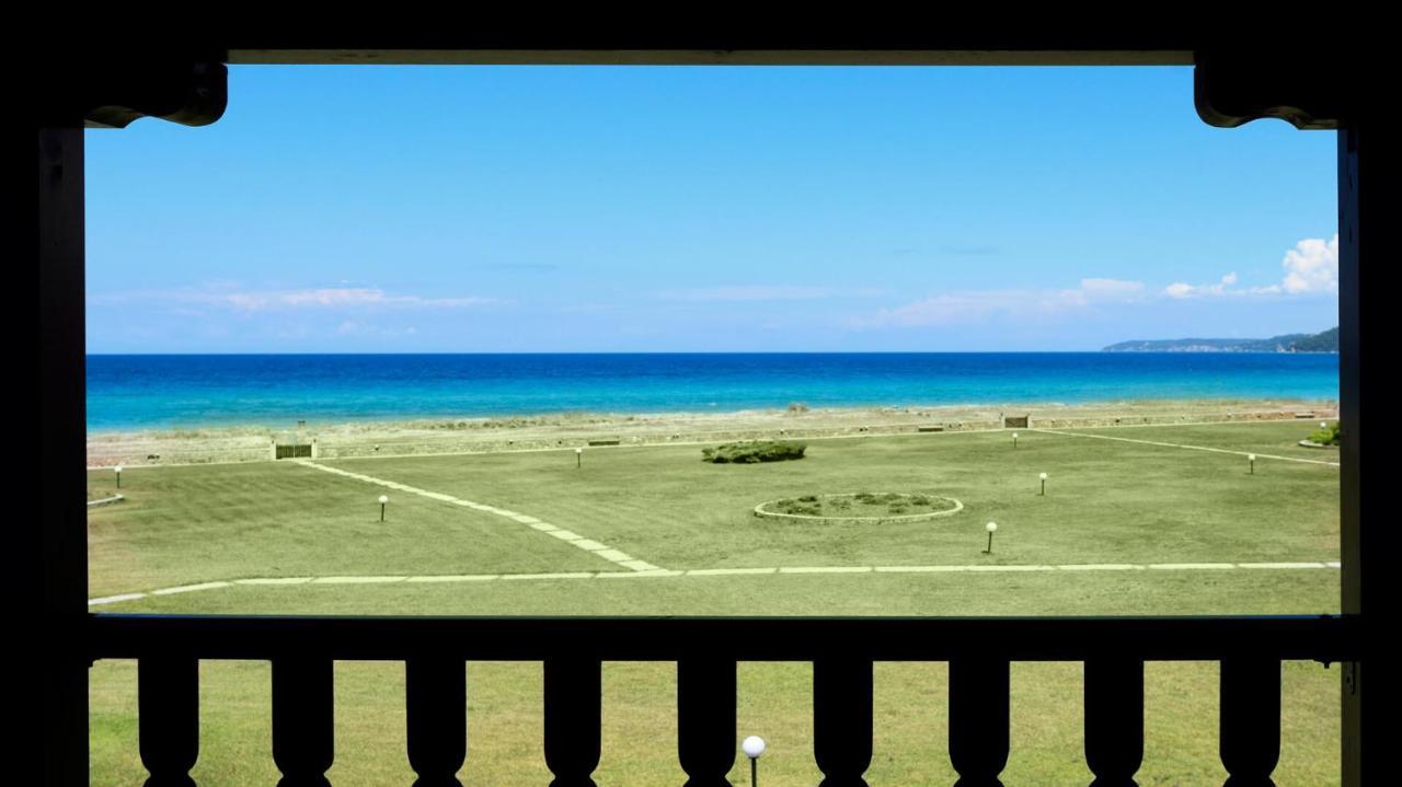Soleado Beachfront Villa Skála Foúrkas Eksteriør billede